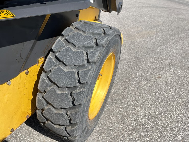 new-holland-l170-image-13