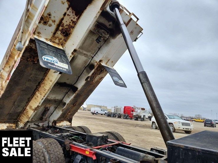 2018-freightliner-m2-106-image-19