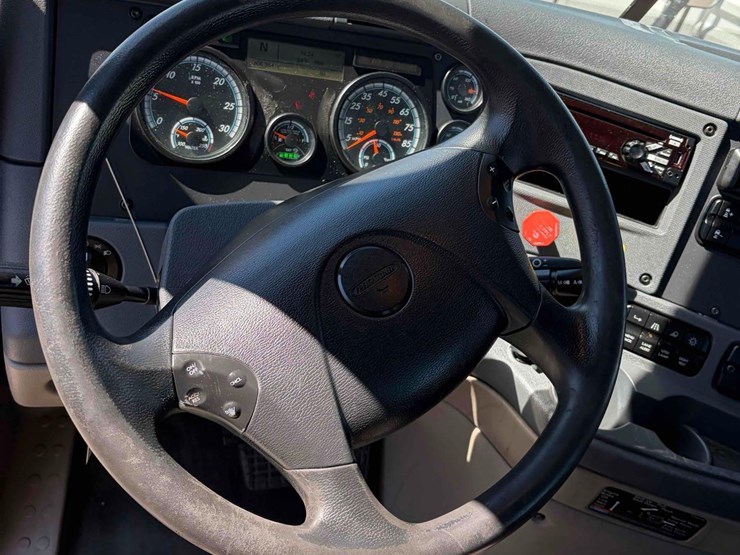 2018-freightliner-cascadia-single-axle-road-tractor-image-13