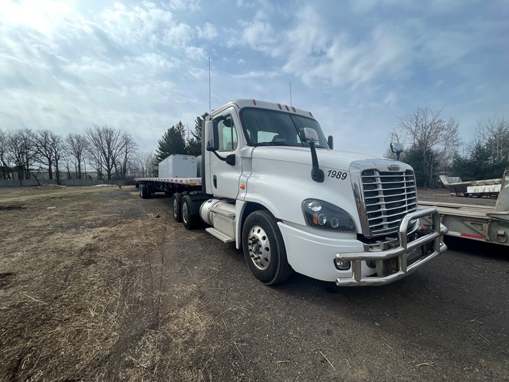 #232-•-2016-freightliner-truck-tractor-(has-wi-title)-(mora,-mn)-image-5