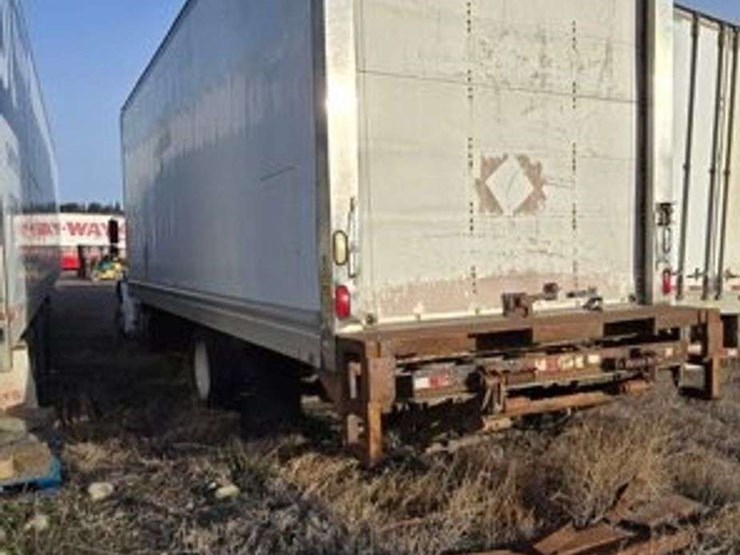 2013-freightliner-m2-106-image-9