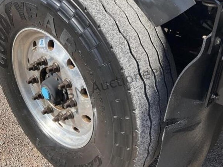 2014-peterbilt-320-image-10