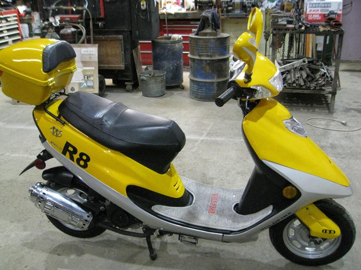 seller-#13.--wildfire-scooter-r8-wfh-50-with-storage-box,-272-miles,-new-battery,-yellow,-have-cover-&-title,-always-been-inside-image-3
