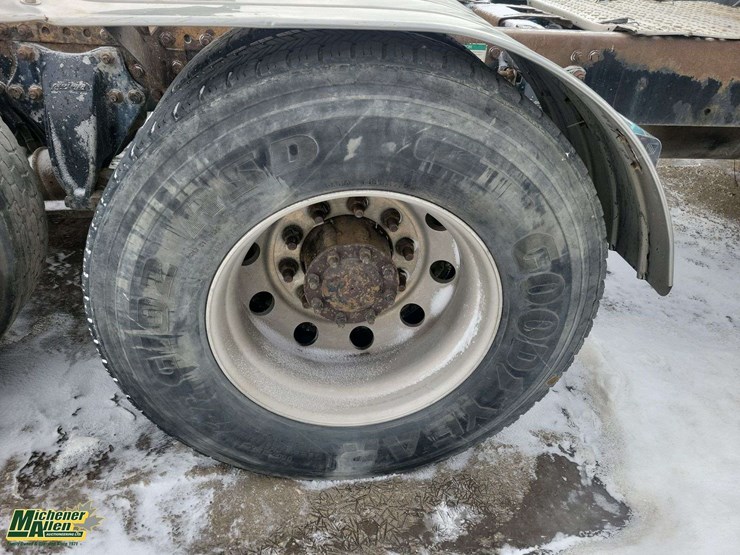 2008-freightliner-m2-106-image-10