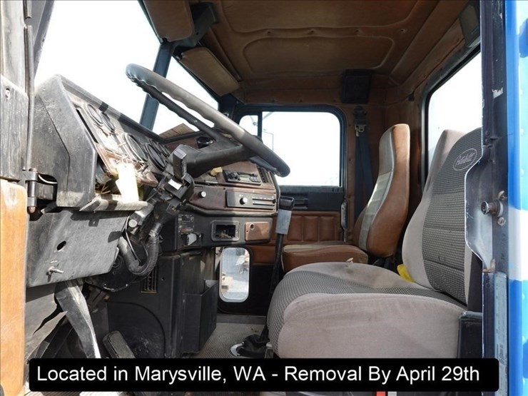 1993-freightliner-fld112-image-16