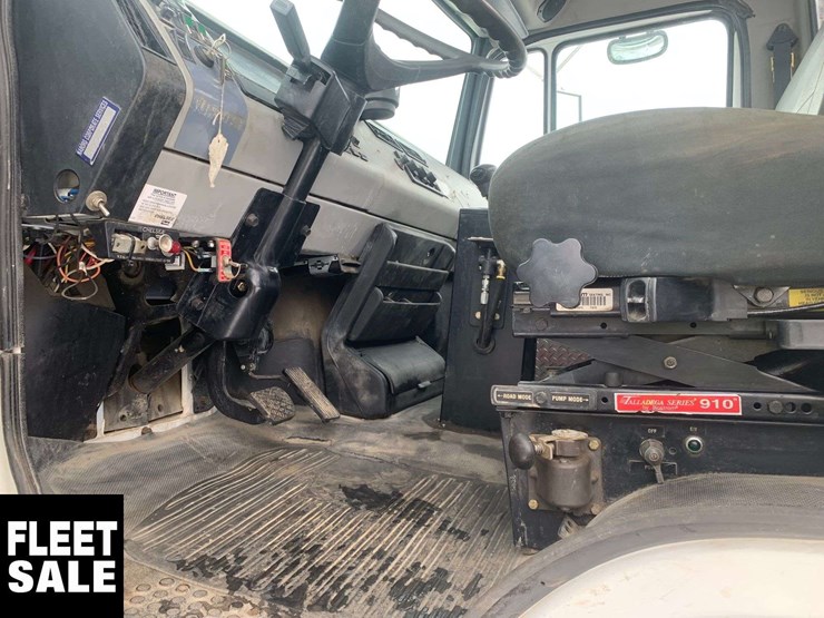 2003-freightliner-fl106-image-12