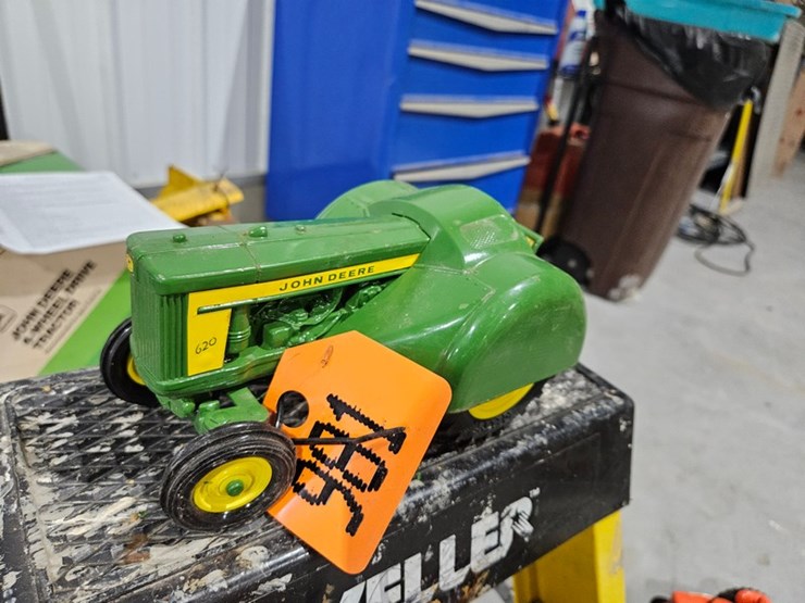 #981-•-john-deere-620-1/16-die-cast-toy-tractor-image-1