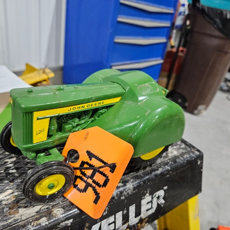 #981 • John Deere 620 1/16 Die Cast Toy Tractor