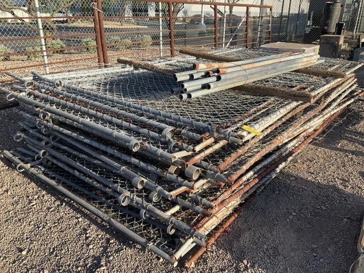 stack-of-portable-site-fencing-image-4