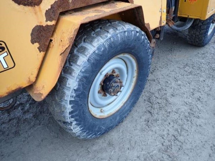 2004-trackless-rmt5t-series-v-4x4-sidewalk-tractor-image-44