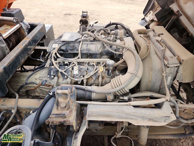 2016-isuzu-npr-image-21