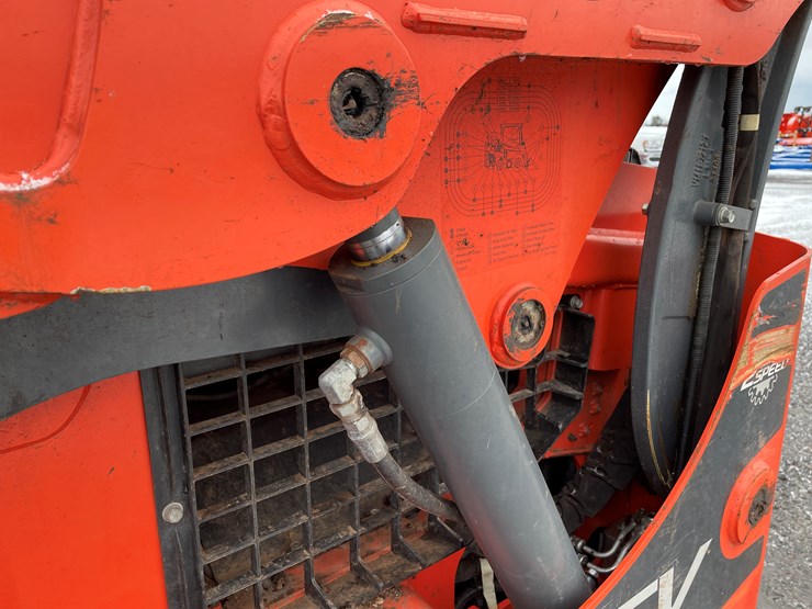 2022-kubota-ssv75-image-17