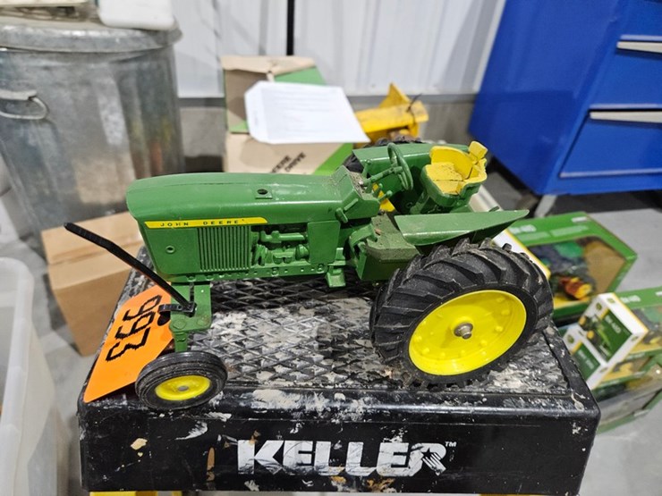 #993-•-john-deere-1/16-die-cast-toy-tractor-image-2