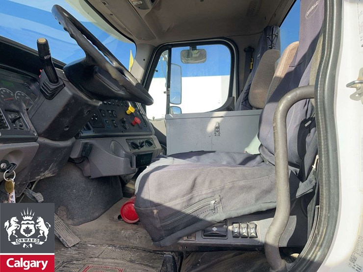 2016-freightliner-114sd-image-14