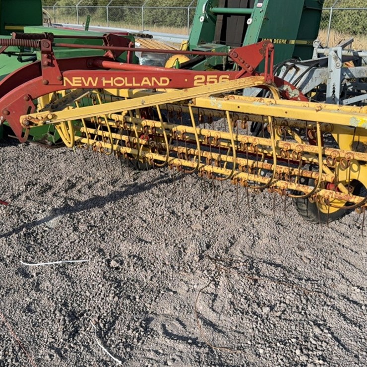 NEW HOLLAND 256