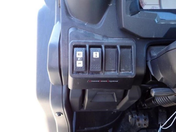 2022-can-am-defender-limited-hd10-4x4-side-by-side-image-16