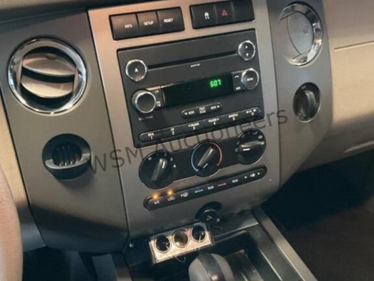 2011-ford-expedition-image-19