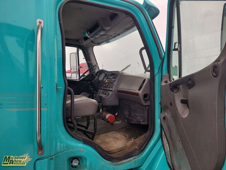 2008-freightliner-m2-106-image-20