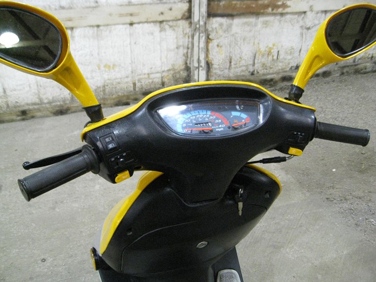 seller-#13.--wildfire-scooter-r8-wfh-50-with-storage-box,-272-miles,-new-battery,-yellow,-have-cover-&-title,-always-been-inside-image-4