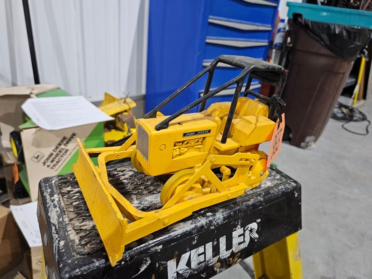 #983-•-john-deere-dozer-1/16-die-cast-toy-image-1