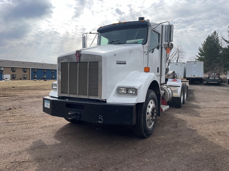 #240-•-2005-kenworth-truck-tractor-(has-mn-title)-(mora,-mn)-image-3