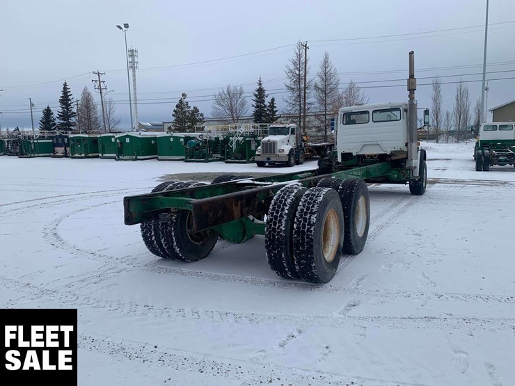 2001-freightliner-fl106-image-9