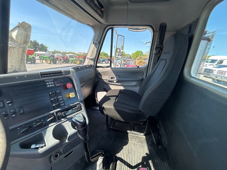 2003-freightliner-columbia-120-image-16