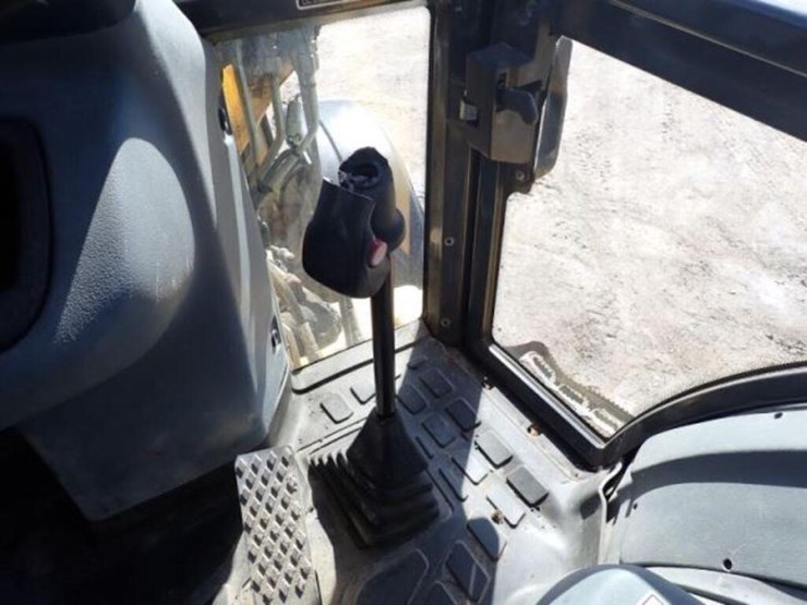 2012-new-holland-b95b-image-12