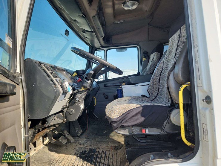 2004-freightliner-fl80-image-10