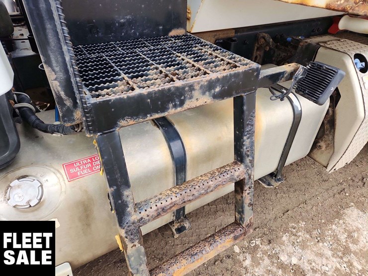 2018-freightliner-m2-106-image-39