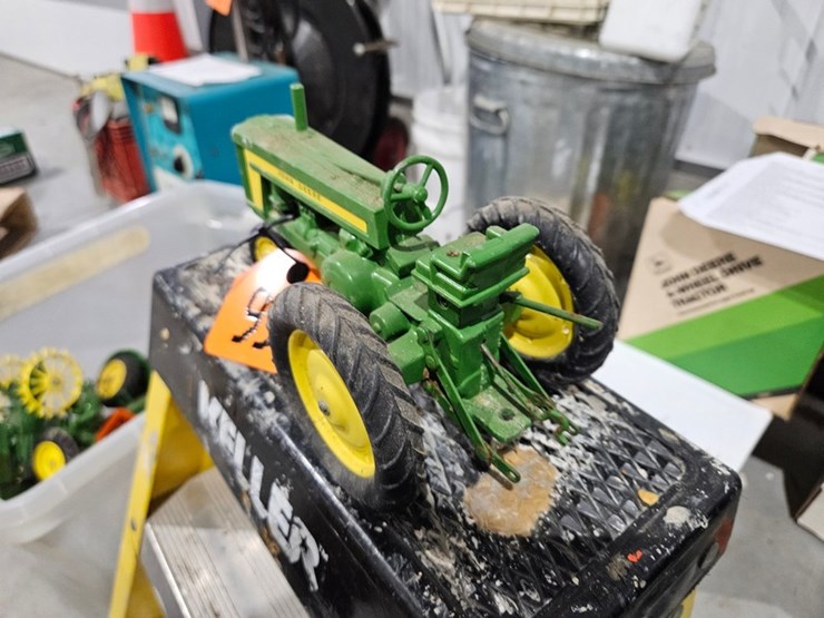 #999-•-john-deere-1/16-die-cast-toy-tractor-image-3