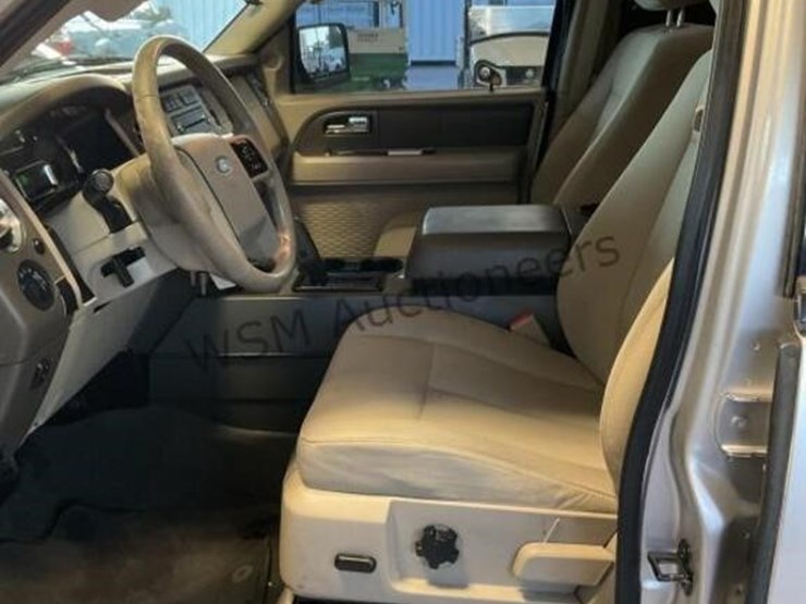 2011-ford-expedition-image-21