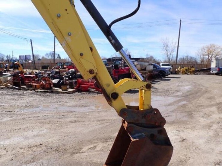 2012-new-holland-b95b-image-44