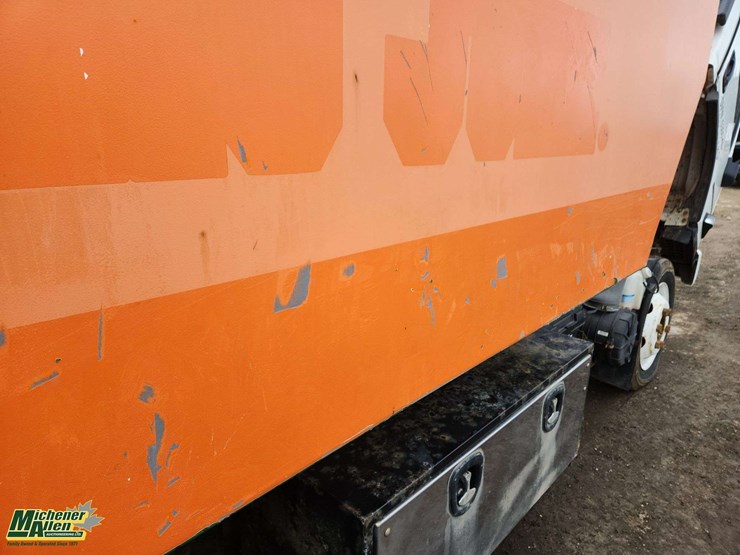 2016-isuzu-npr-image-27