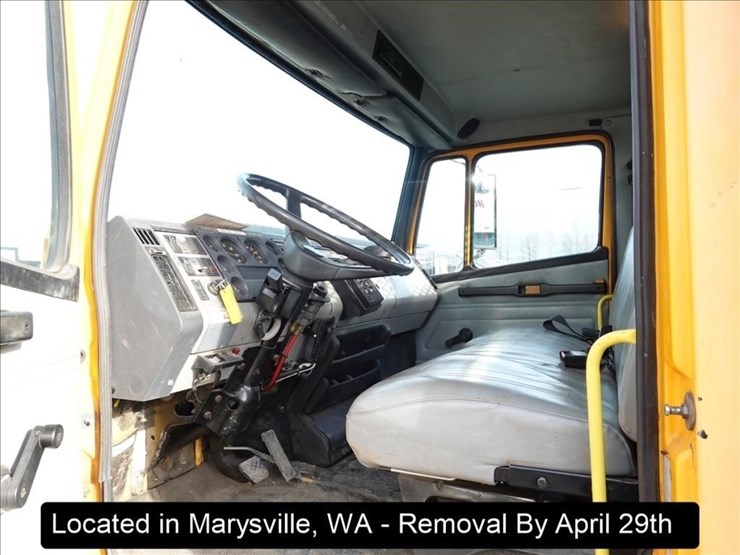 1995-freightliner-fl60-image-8