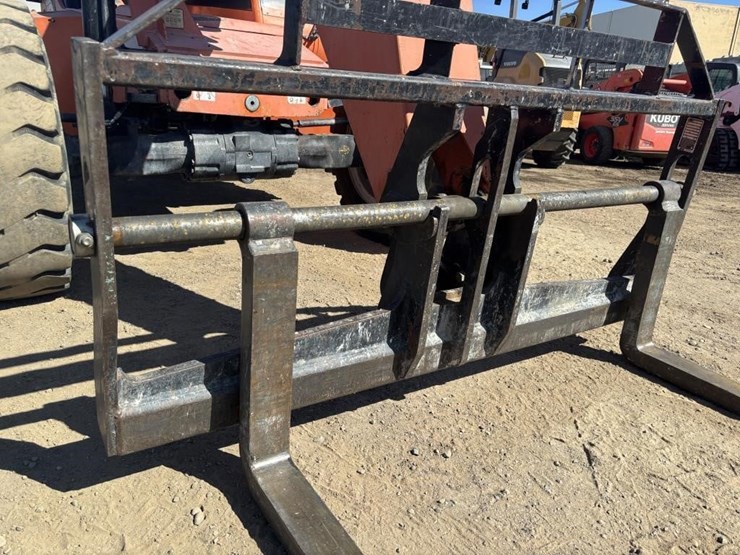 2014-jlg-8042-image-11