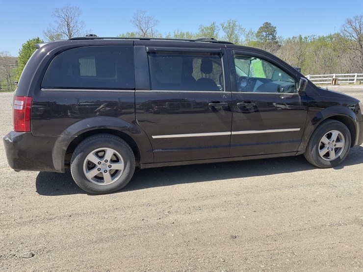 2010-dodge-grand-caravan-image-3