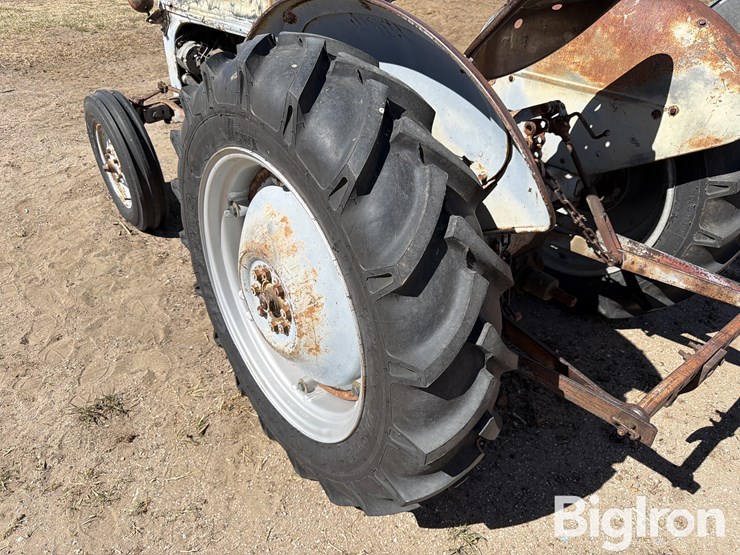 1950-ford-8n-image-18