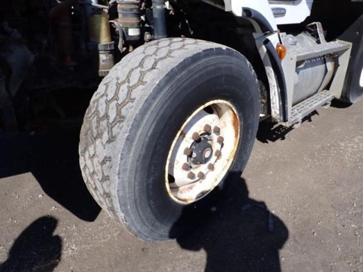 2001-freightliner-fld112-image-34