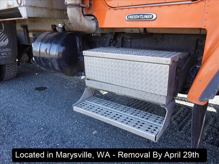 2000-freightliner-fld120-image-33