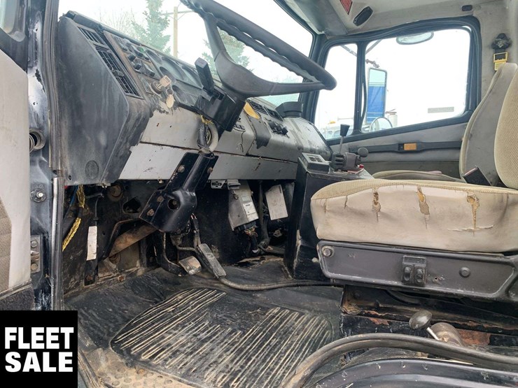 1999-freightliner-fl80-image-13