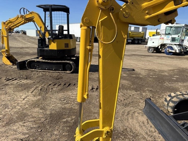 komatsu-pc28uu-2-image-14