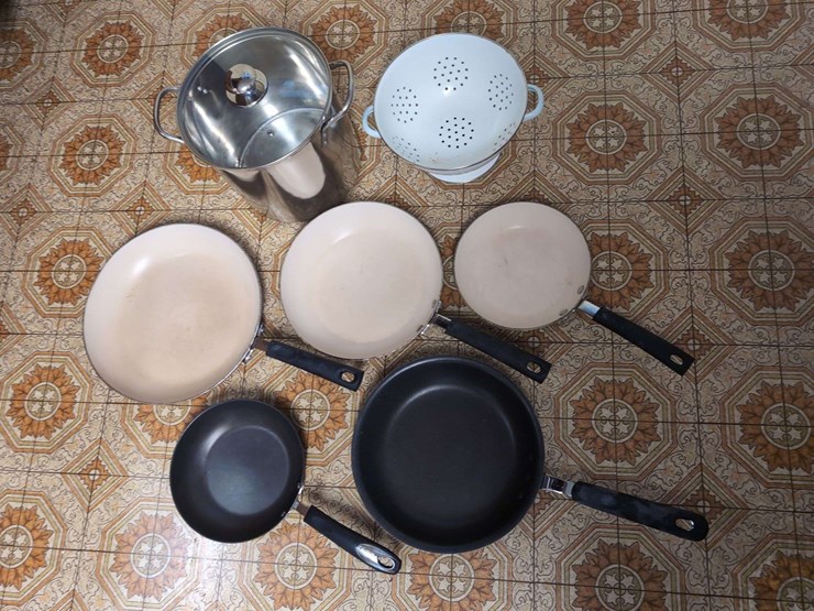 assorted-kitchen-cookware-with-tramontina-porcelain-enamel-nonstick-frying-pan-image-2