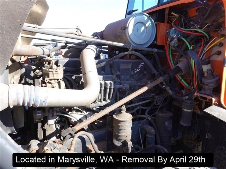 2001-freightliner-fld120-image-3