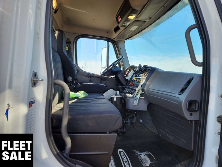 2020-freightliner-m2-106-image-29