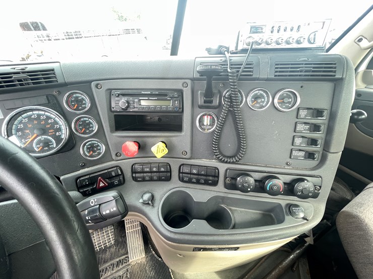 #232-•-2016-freightliner-truck-tractor-(has-wi-title)-(mora,-mn)-image-34