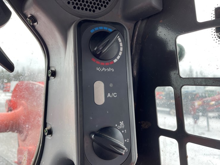 2022-kubota-ssv75-image-40