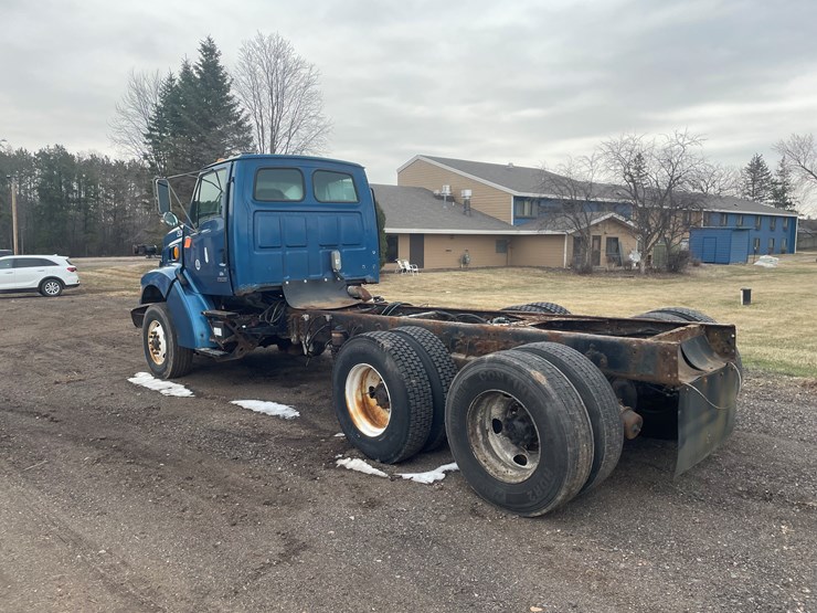 #242-•-2000-sterling-truck-tractor-(has-mn-title)-(mora,-mn)-image-3