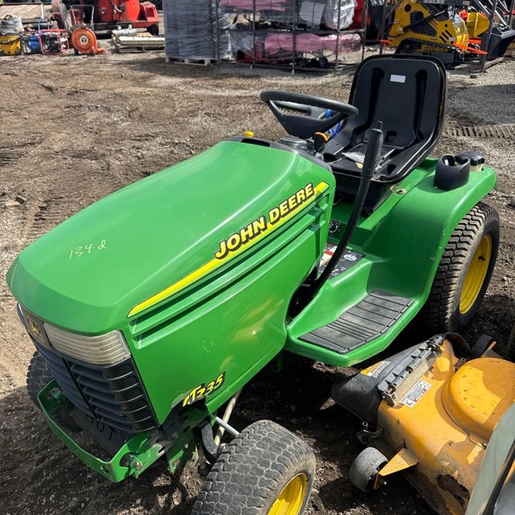 JOHN DEERE GT235