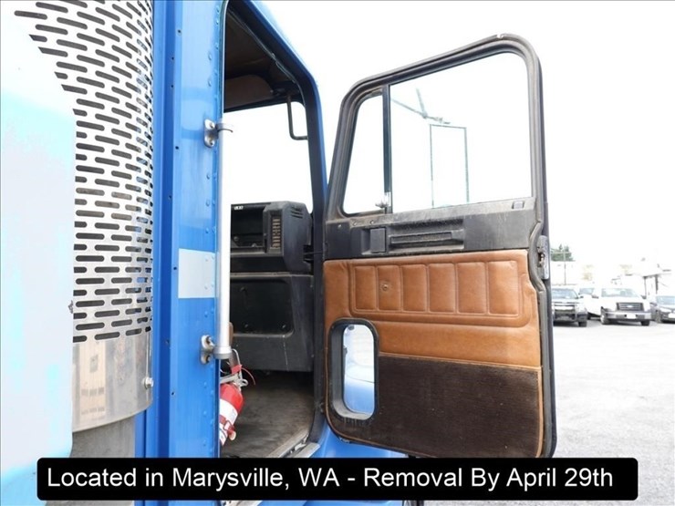 1993-freightliner-fld112-image-10